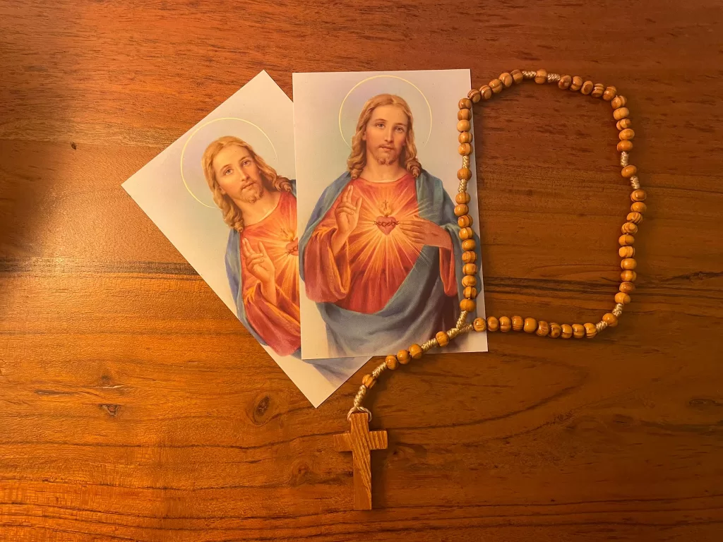 Jovens do Grupo Kerygma rezam o Terço