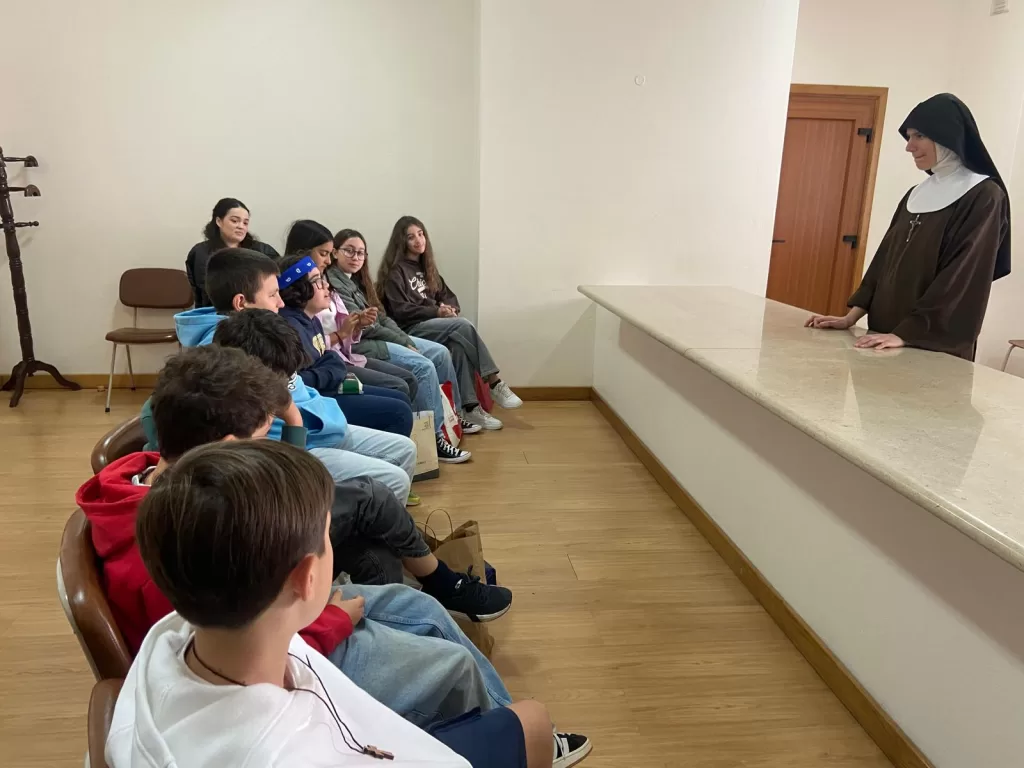 Grupo da Catequese visita as Irmãs Clarissas