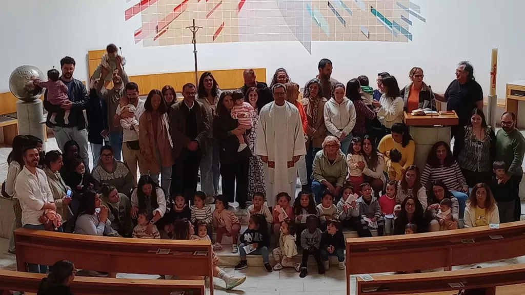 Crianças do Centro Social Paroquial rezam a Nossa Senhora